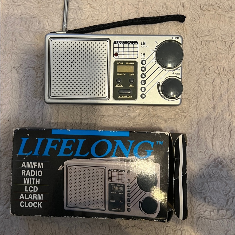 Vintage Lifelong AM/FM Radio with LCD Alarm Clock, Model 845